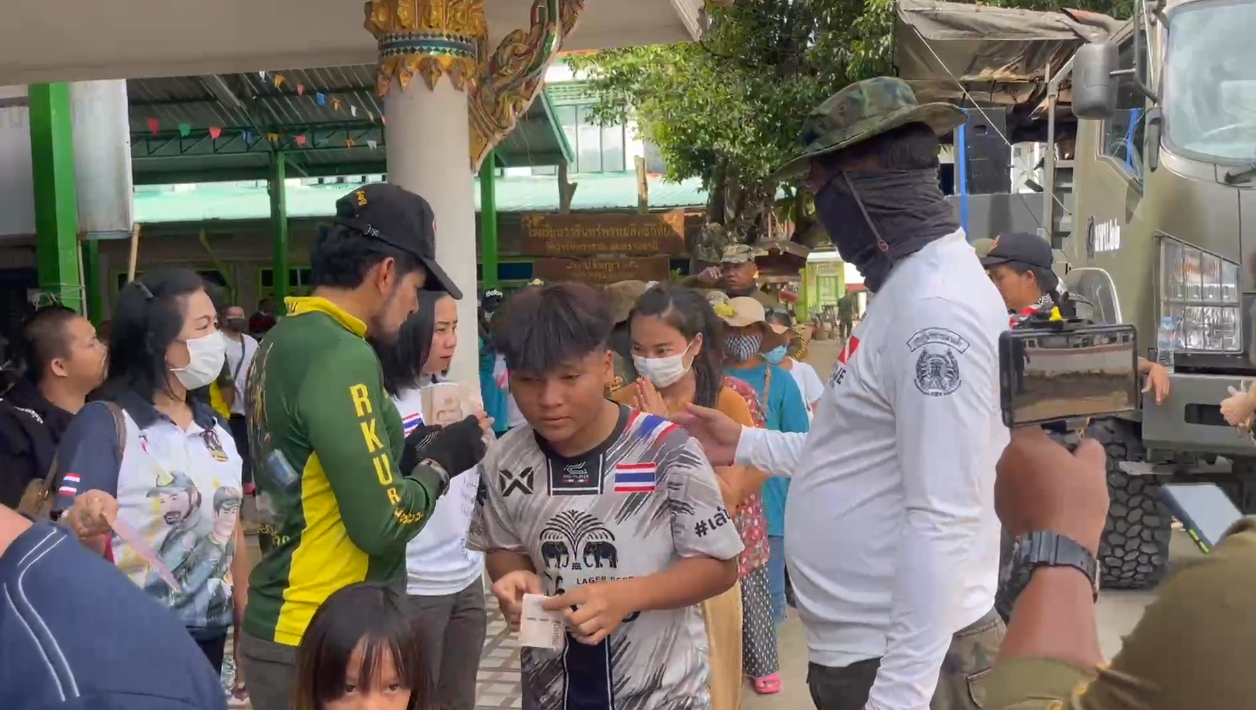 มทบ.22 - ร่วมกตัญญู คืนความสุขให้ชาวอุบล ขณะที่ บิณฑ์ เดินหน้ามอบเงินเยียวยาต่อเนื่อง