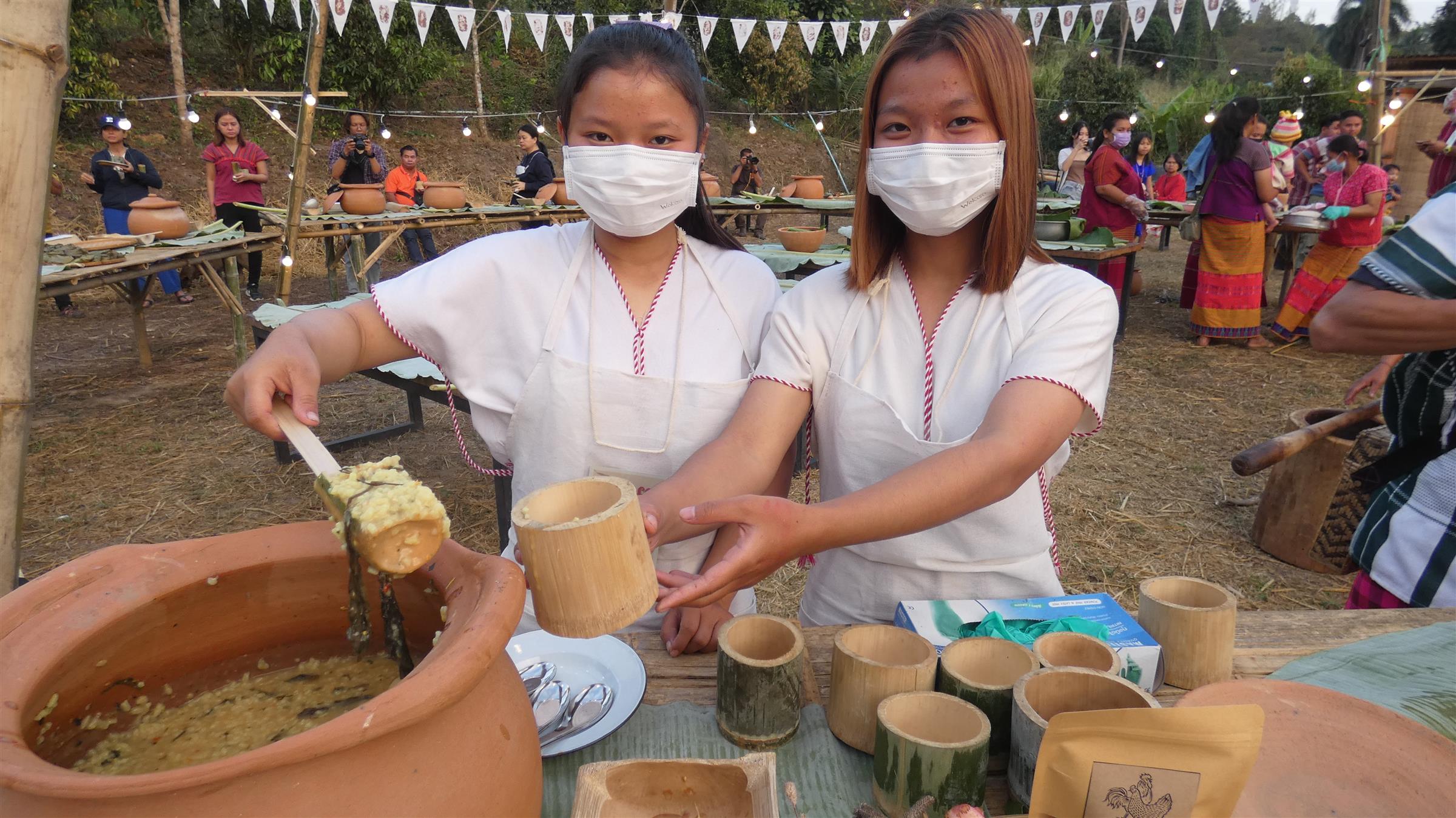 ฝีมือคนรุ่นใหม่! “ครัวกะเหรี่ยงเชอยิเก่อ”  สืบสานภูมิปัญญาชาวบ้าน “แก่นมะกรูด”