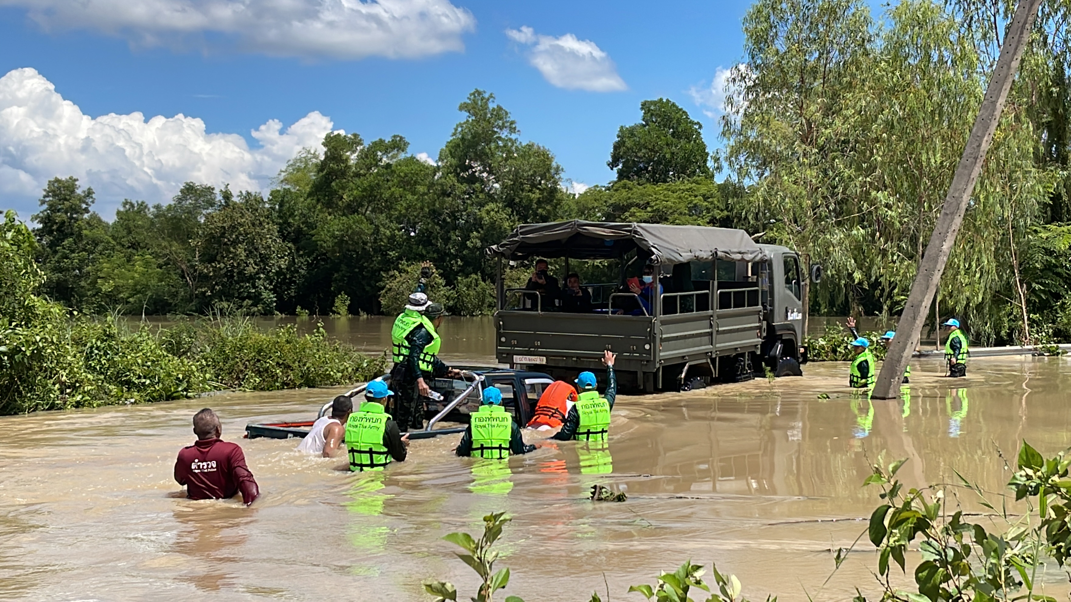 นาทีระทึก! หนองคายน้ำท่วม ซัด รถกระบะ จมมิดคัน นาทีระทึก! หนองคายน้ำท่วม ซัด รถกระบะ จมมิดคัน