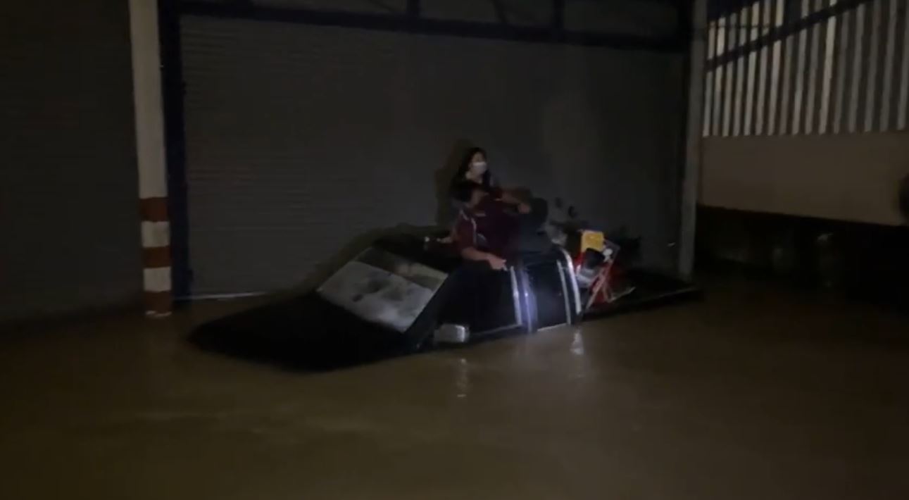 พิษพายุไลออนร็อก!! ฝันดี-ฝันเด่น เจอเรื่องสะเทือนใจ หลังลงพื้นที่ช่วยน้ำท่วมที่จันทบุรี