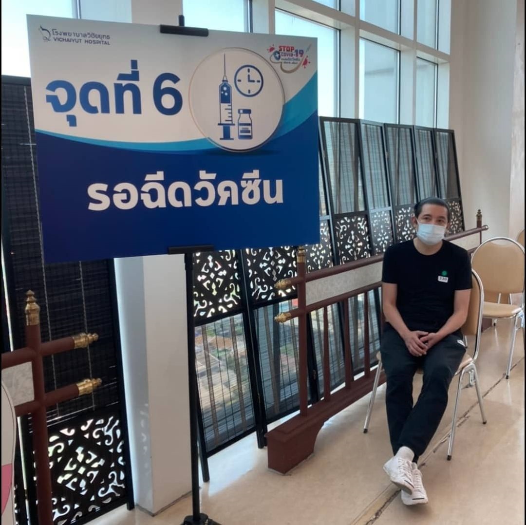 ถึงคิวคุณพ่อลูกหนึ่ง หนุ่ม ศรราม ตบเท้าเข้ารับวัคซีนเข็มแรก