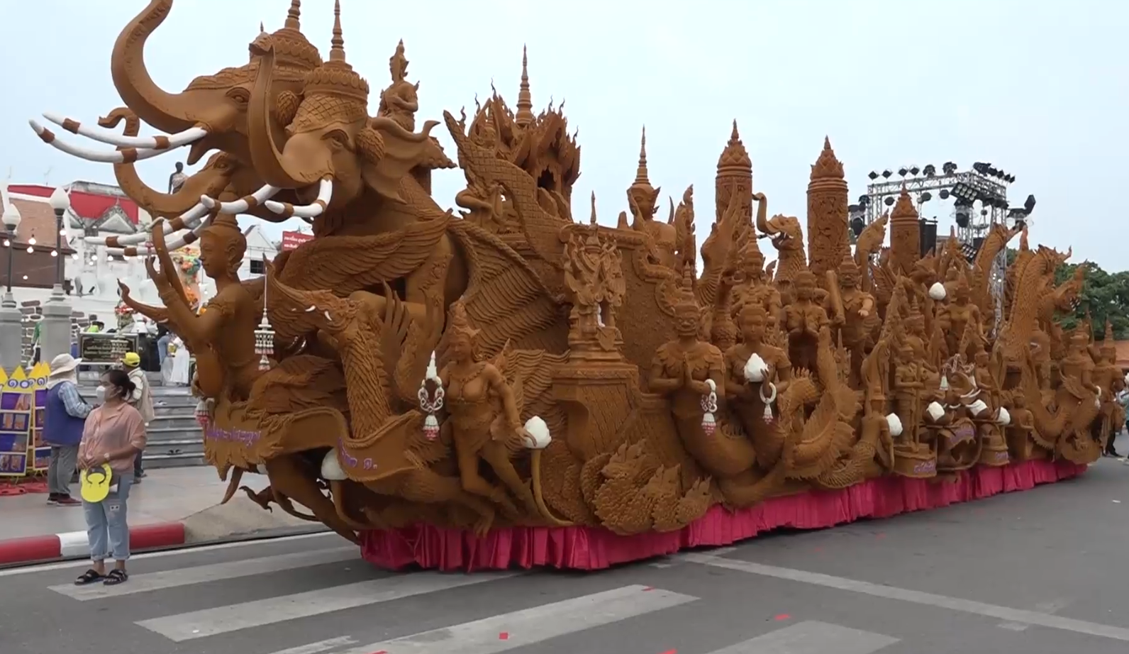 เปิดภาพ “แห่เทียนพรรษาโคราช” จัดยิ่งใหญ่อลังการ นทท.ร่วมงานคึกคัก