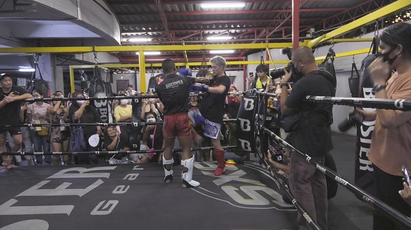 บัวขาว จัดเทคนิคมวยไทยให้น้องชาย  “โคตะ”   (มีคลิป)