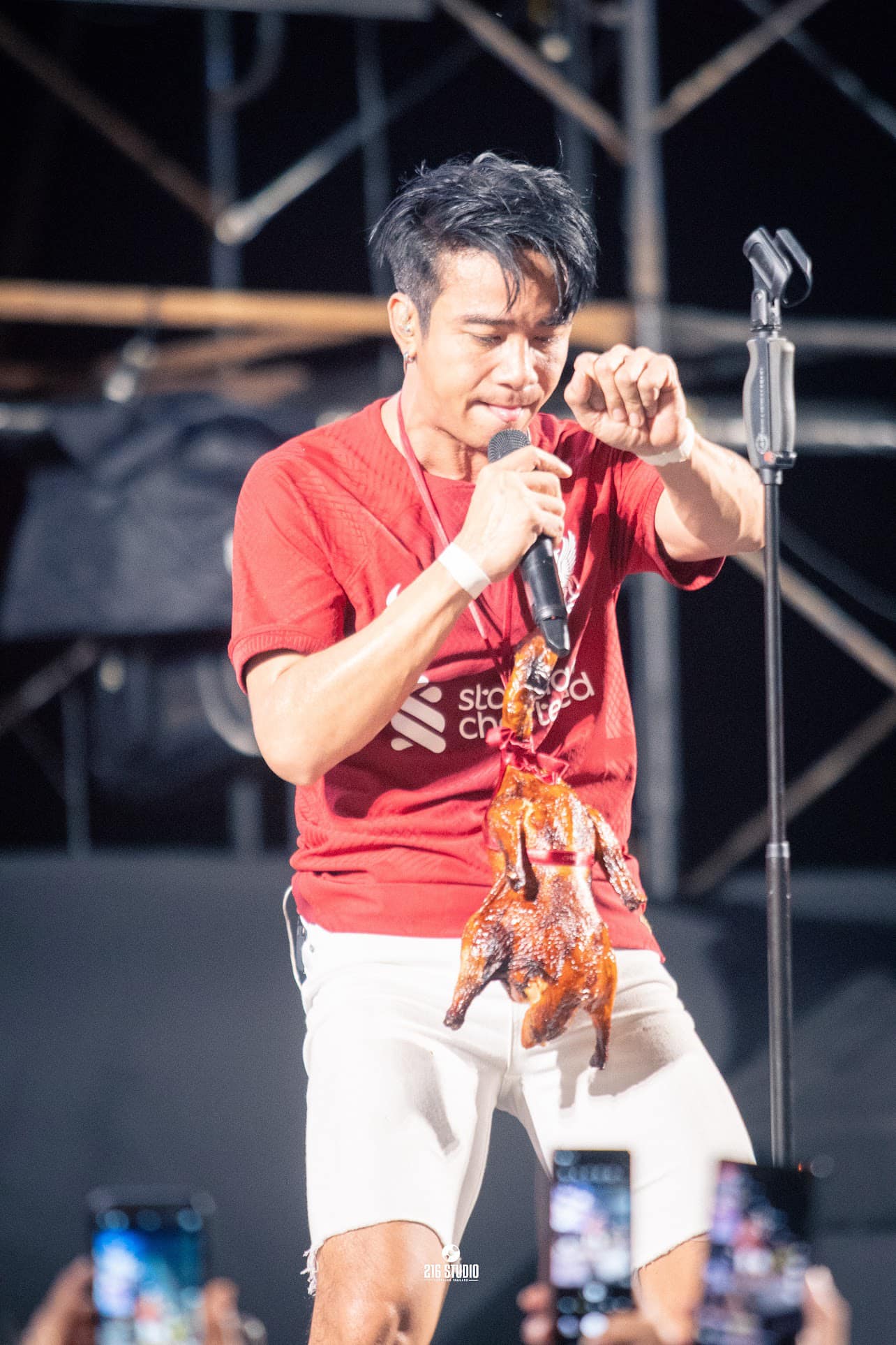 เบล ภรรยา ก้อง ห้วยไร่ โพสต์ถึงคนขาดสติ! ต่อยเป้าสามีขณะถ่ายรูปกับแฟนคลับ