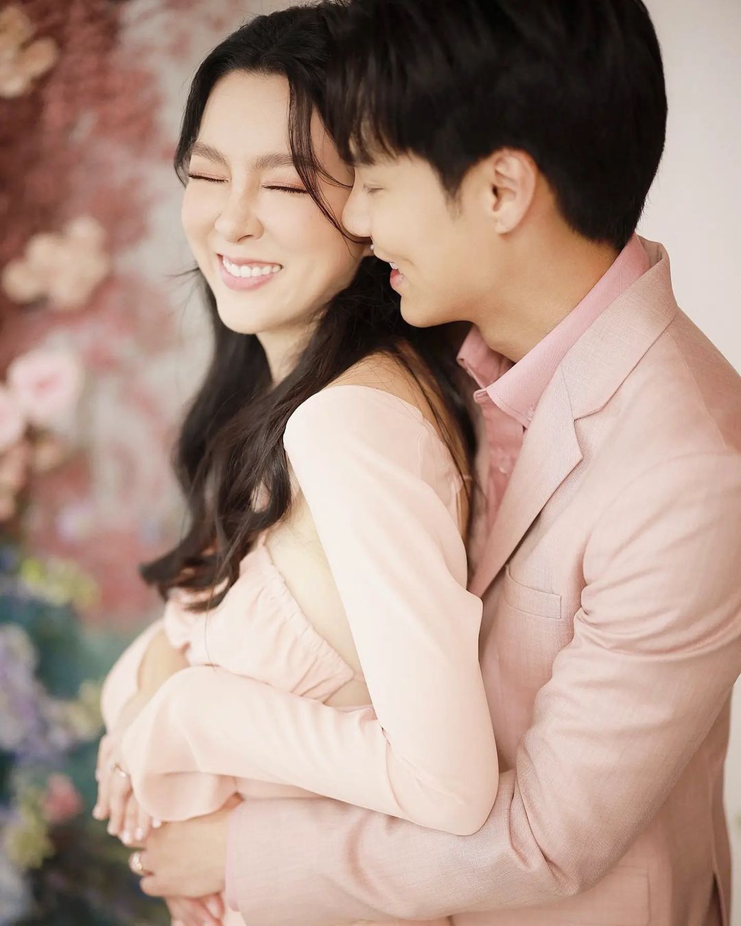 รักสุกงอม! ส่องคู่รักดารา จูงมือเข้าประตูวิวาห์ปี 2566