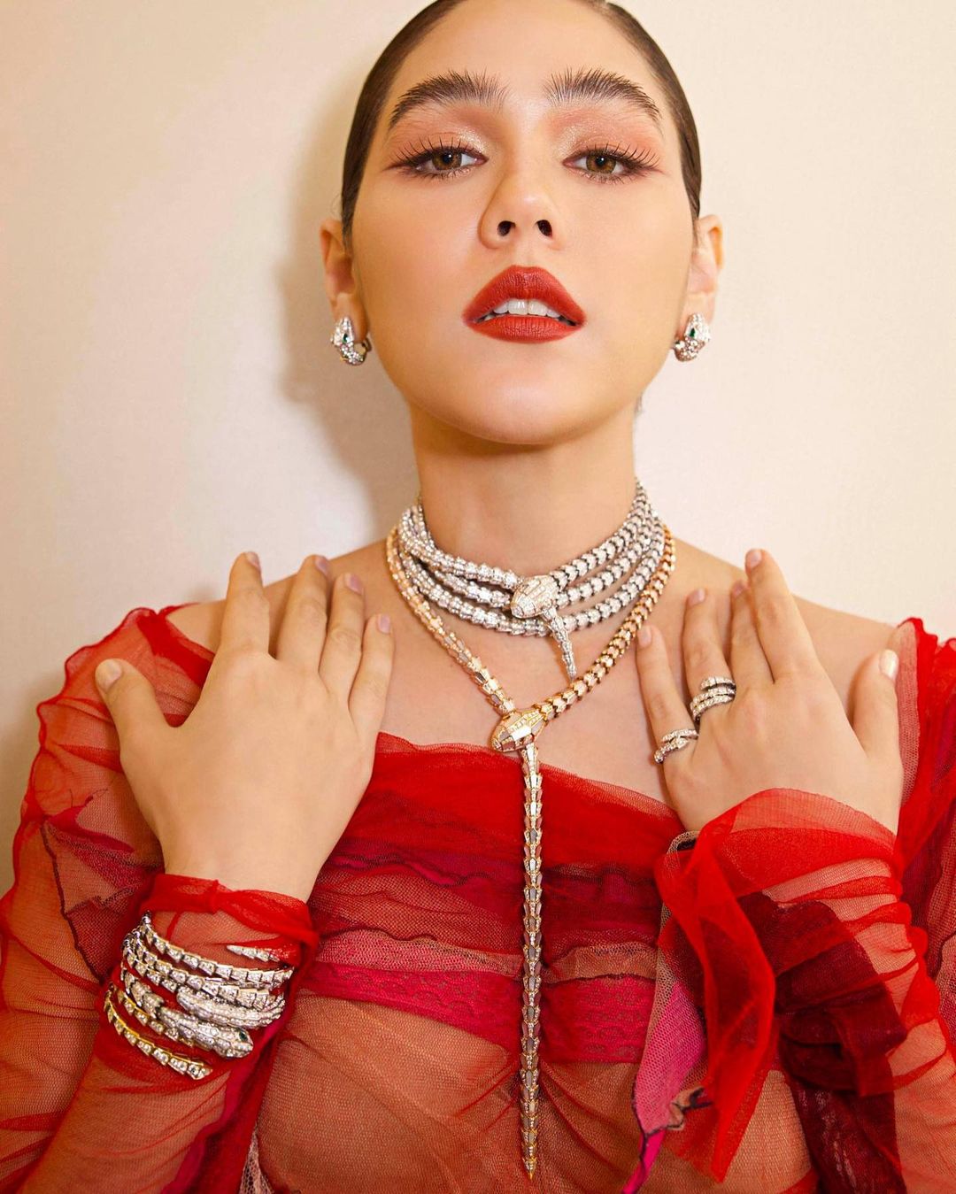 “ชมพู่ อารยา” ดราม่าชุดแดงที่คานส์ (มีคลิป)