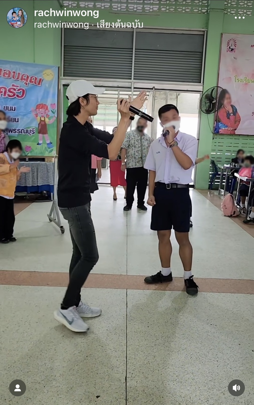 ก้อย แชร์โมเมนต์ ตูน เซอร์ไพรส์น้องๆ มอบทุนการศึกษา อุปกรณ์กีฬาและเลี้ยงอาหารกลางวัน