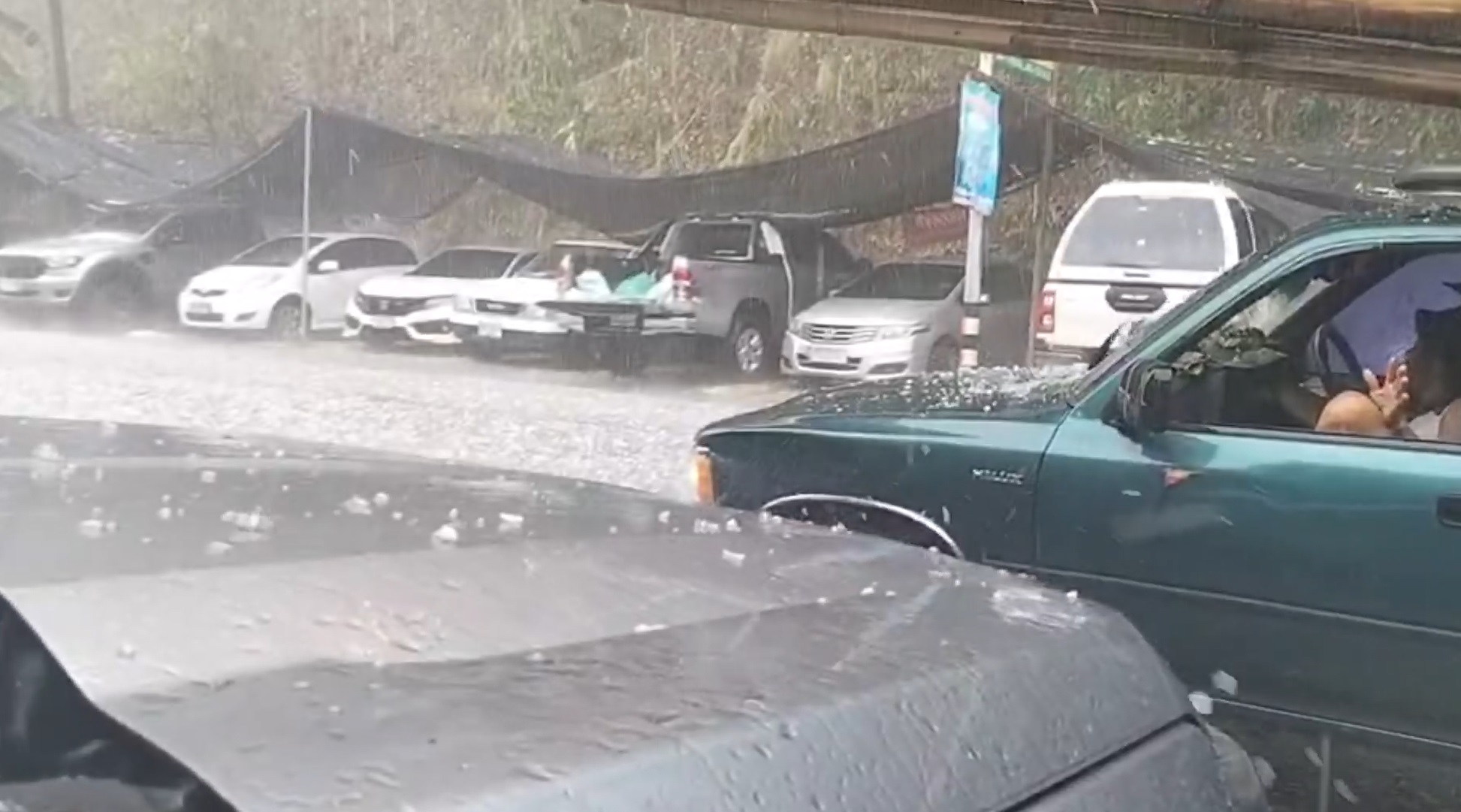 เปิดภาพ พายุลูกเห็บ ถล่มเชียงใหม่จนขาวโพลน! 