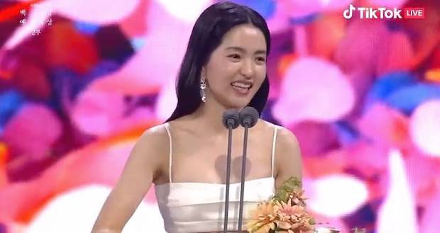 จุนโฮ - คิมแทรี!! กวาดรางวัล Baeksang Arts Awards ครั้งที่ 58