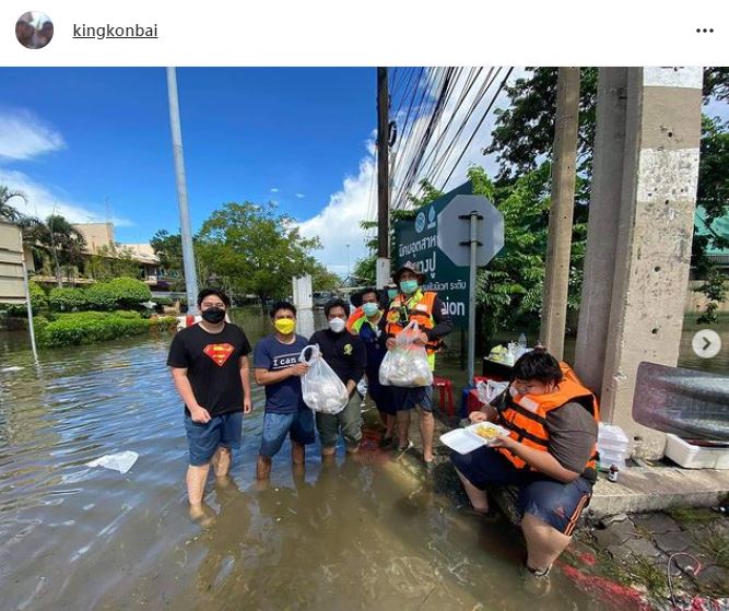 คิง ก่อนบ่าย ช่วยน้ำท่วมบางปู พร้อมมอบข้าวให้อาสา
