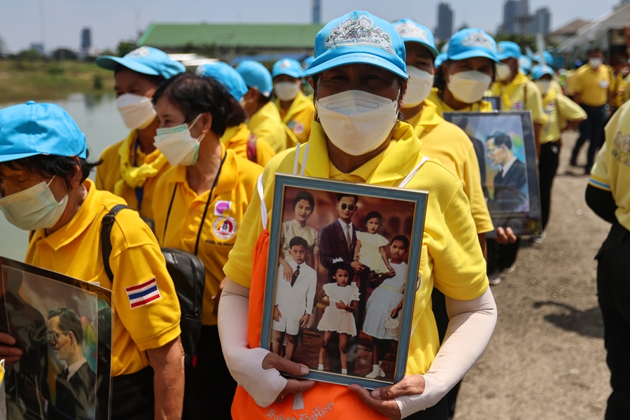 ประมวลภาพ พสกนิกรเฝ้าฯรับเสด็จ ในหลวง-พระราชินี ทรงเปิดพระบรมราชานุสาวรีย์ ร.9