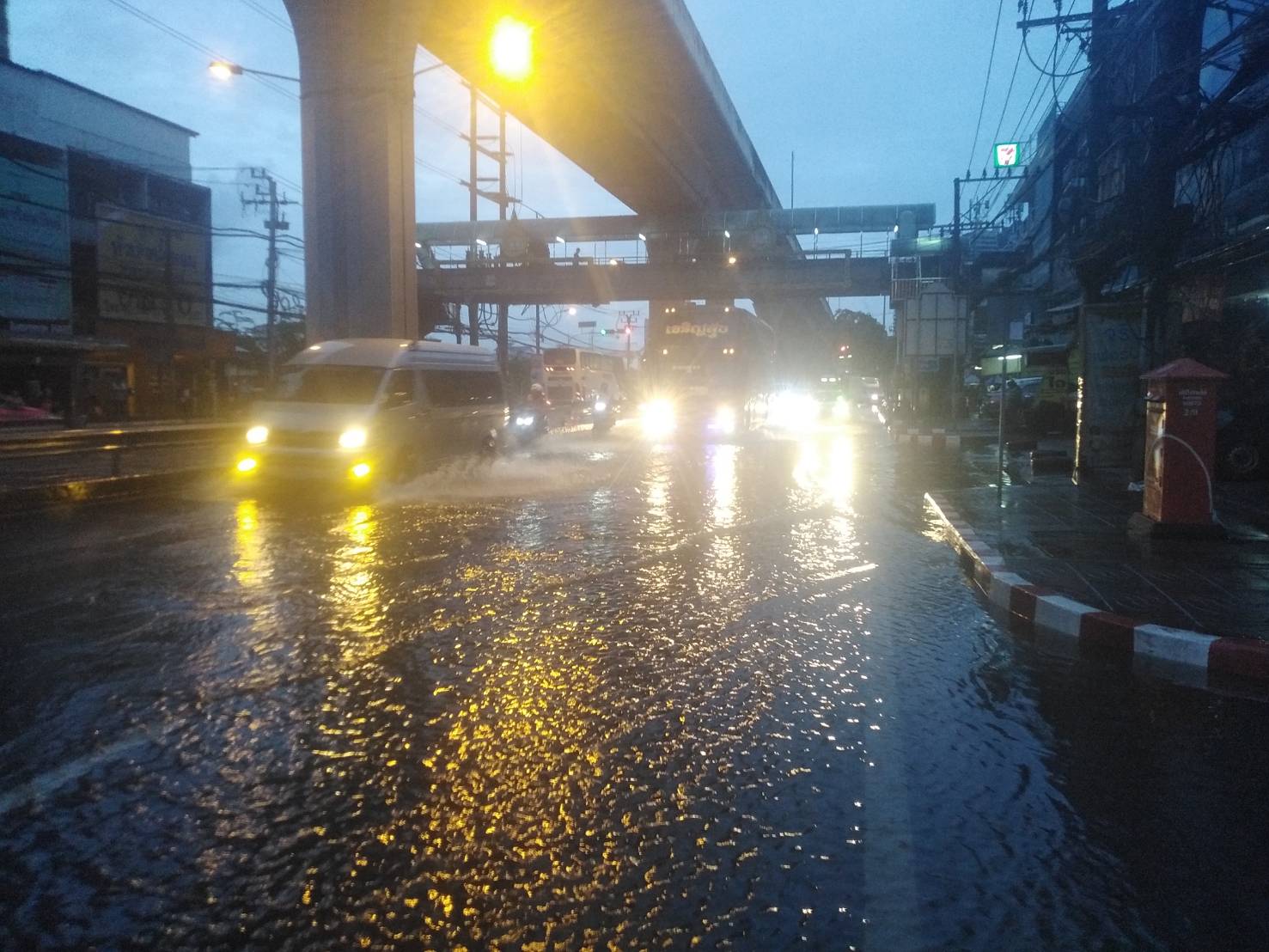 “ฝนถล่มกรุง น้ำท่วมรอการระบายข้ามคืน”