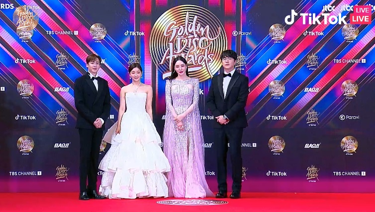 งาน Golden Disc Awards เริ่มแล้ว! ประมวลภาพซุปตาร์เดินพรมแดง