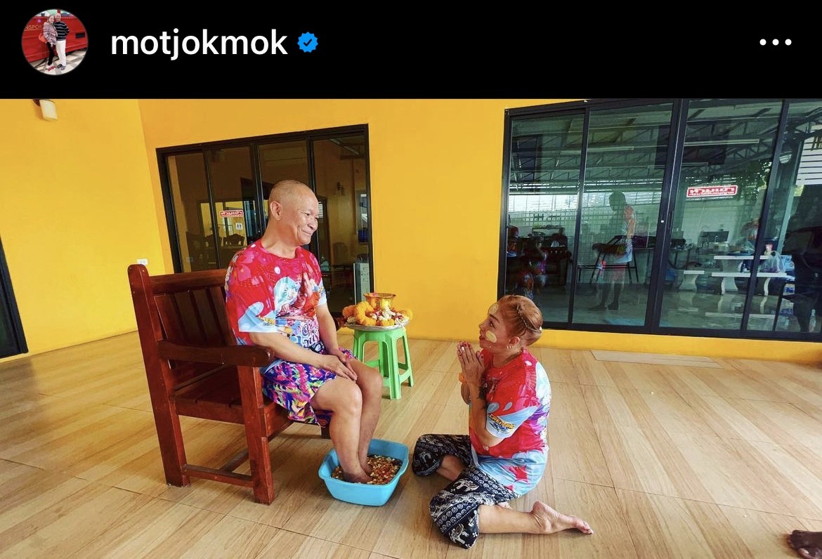 หาม หม่ำ จ๊กมก เข้าโรงพยาบาล เล่นสงกรานต์ ซี่โครงหัก 3 ซี่ หาม หม่ำ จ๊กมก เข้าโรงพยาบาล เล่นสงกรานต์ ซี่โครงหัก 3 ซี่