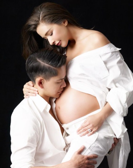 เปิดภาพ ศรีริต้า เจนเซ่น อุ้มลูกชายถ่ายภาพครอบครัว