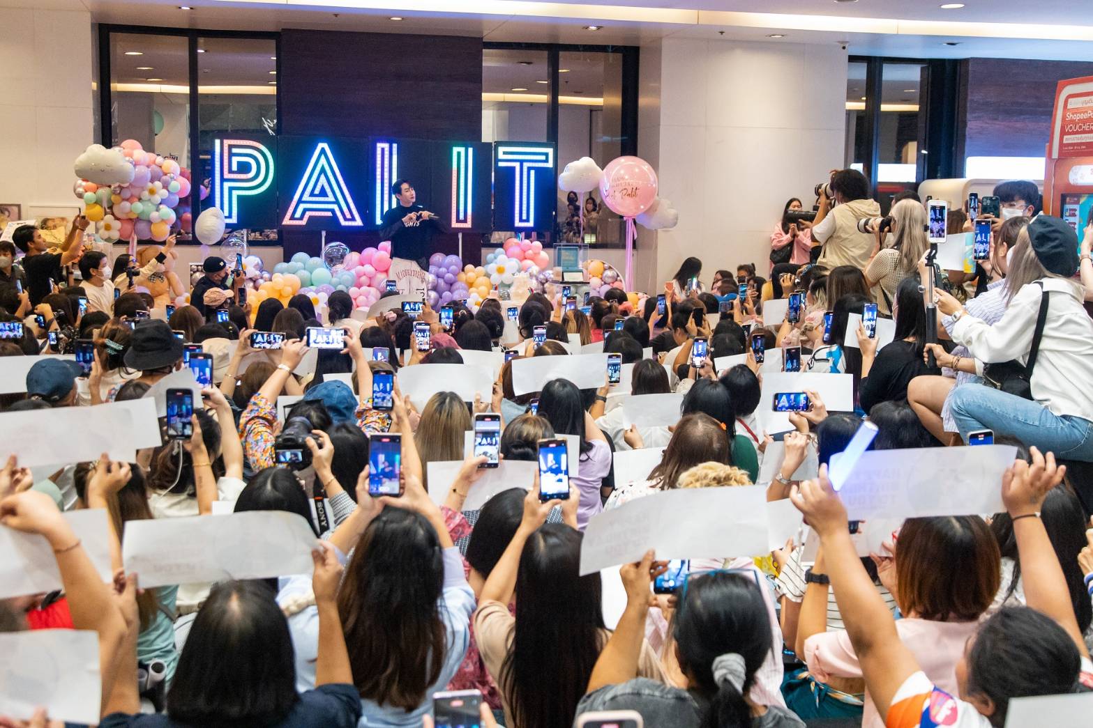 เป๊ก ผลิตโชค กับวันเกิดสุดพิเศษ แฟนคลับรวมตัวอวยพรสุดอลังการ เป๊ก ผลิตโชค กับวันเกิดสุดพิเศษ แฟนคลับรวมตัวอวยพรสุดอลังการ