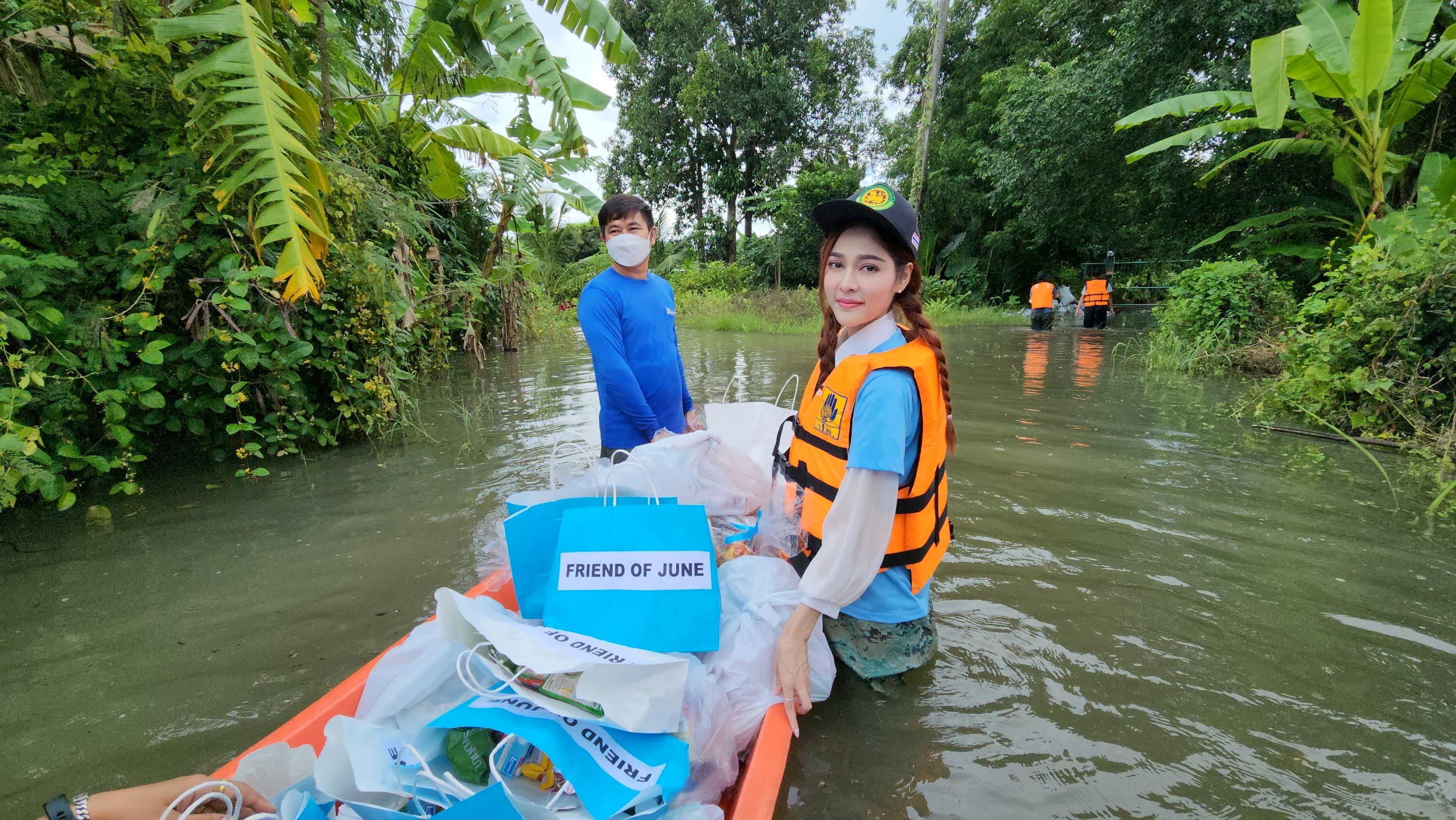 ให้กำลังใจผู้ประสับภัยน้ำท่วมจูน นาตาชา พร้อมแฟนคลับ ลงพื้นที่มอบถุงยังชีพ 