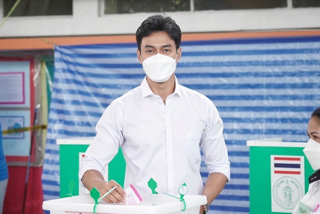 คริส - สิงโต นำทีมเหล่าคนดัง ใช้สิทธิเลือกผู้ว่า กทม. 