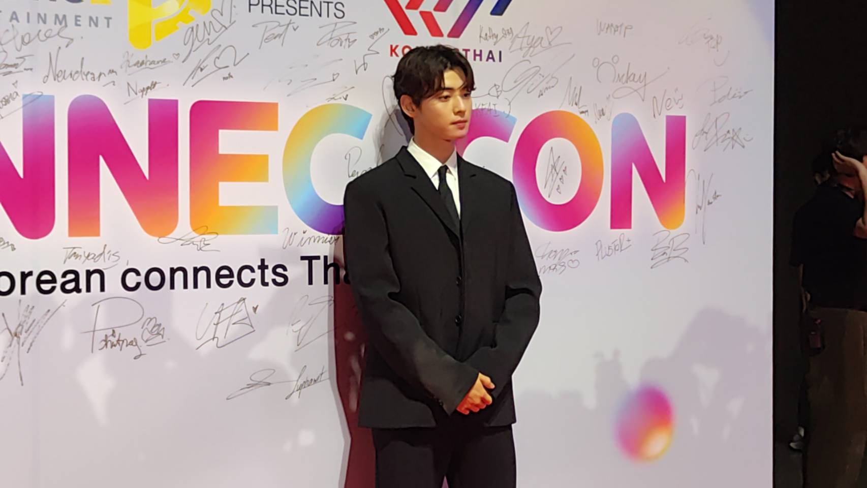 เปิดภาพซุปตาร์หนุ่ม ชาอึนอู ร่วมเดินพรมแดงในงานแถลงข่าว KONNECT CON