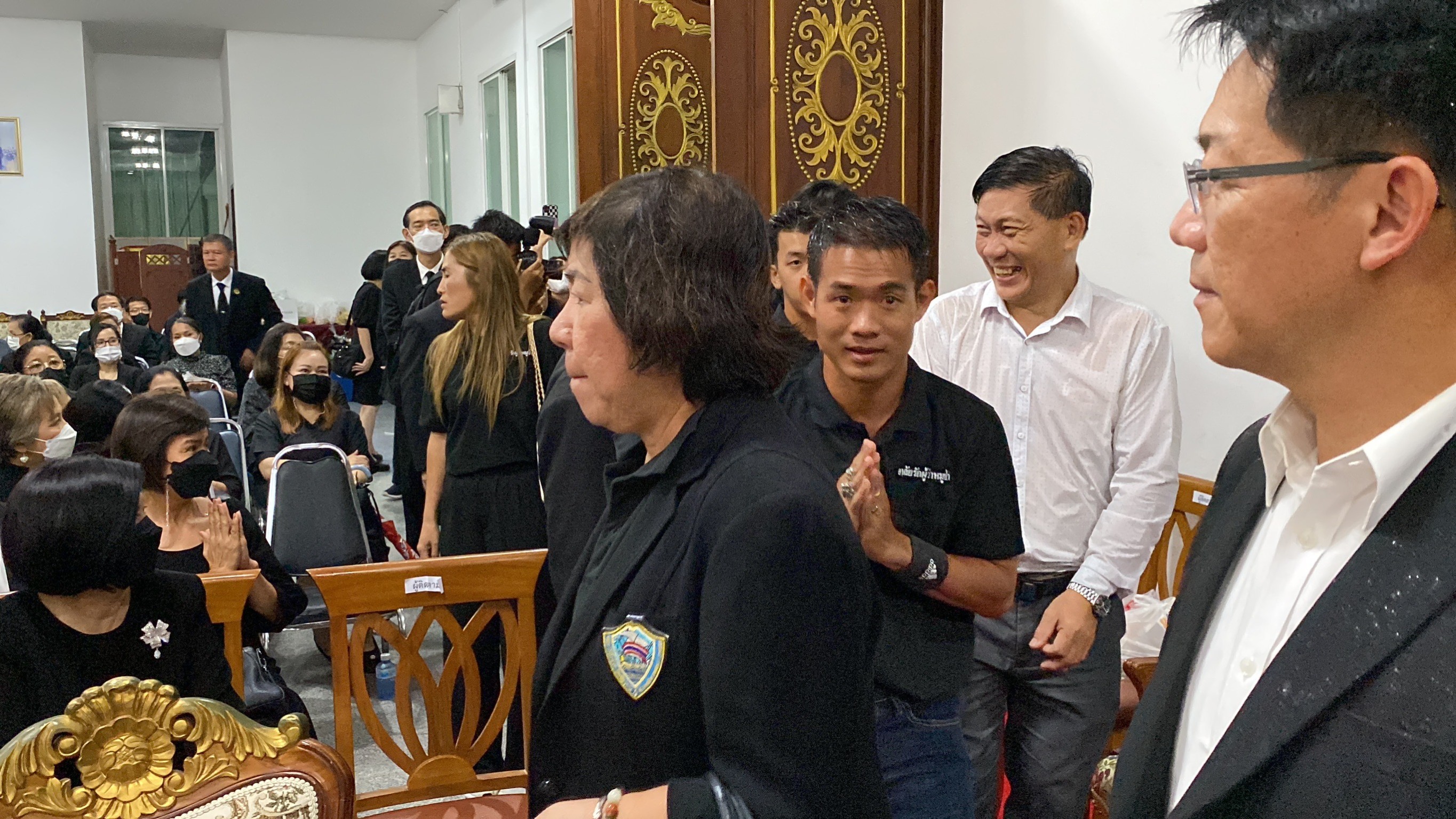 ประมวลภาพ 13 หมูป่าอะคาเดมี เข้าเคารพศพ ผู้ว่าฯ ณรงค์ศักดิ์