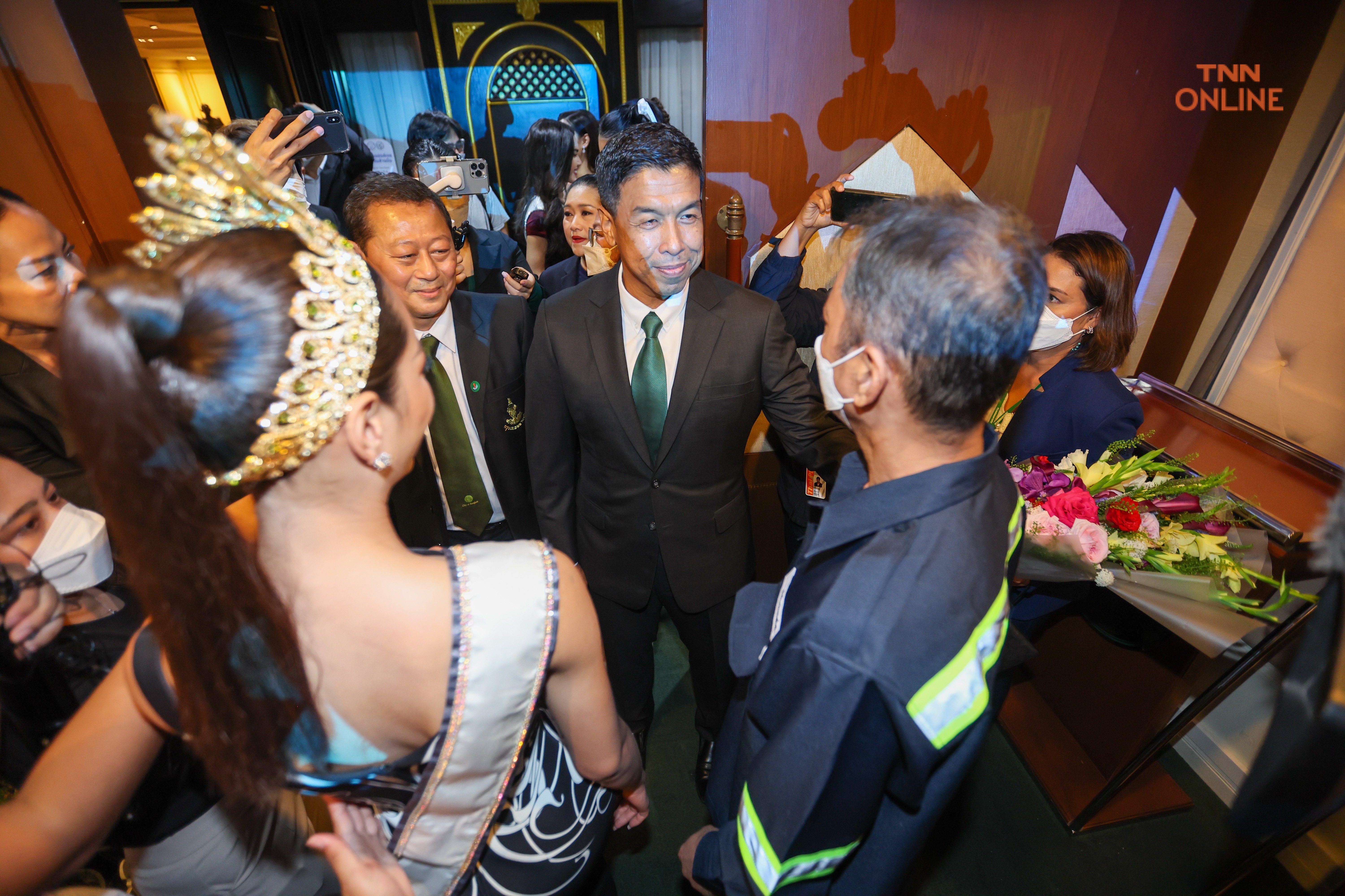 แอนนาเสือพบผู้ว่ากทม.ก่อนเซอร์ไพรส์พ่อนำดอกไม้มาต้อนรับ แอนนาเสือพบผู้ว่ากทม.ก่อนเซอร์ไพรส์พ่อนำดอกไม้มาต้อนรับ