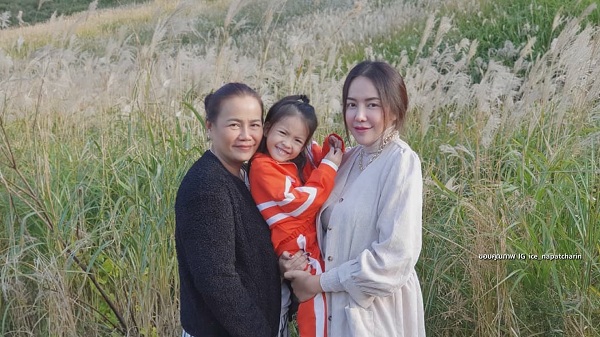 “ไอซ์ ณพัชรินทร์” อัปเดตสุขภาพ “แม่เอ๋” หลังกักตัวครบ 14 วัน (มีคลิป) “ไอซ์ ณพัชรินทร์” อัปเดตสุขภาพ “แม่เอ๋” หลังกักตัวครบ 14 วัน (มีคลิป)