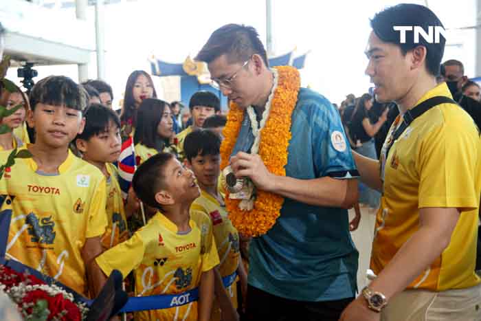 วิว กุลวุฒิ” เดินทางถึงไทย หลังสร้างประวัติศาสตร์คว้าเหรียญเงินให้ทัพแบดไทย