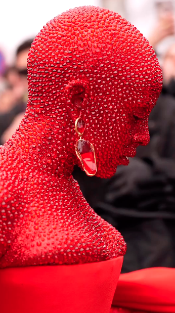 เล่นใหญ่ใจต้องนิ่ง!! 'โดจา แคท' กับลุคแดงตาแตก นั่งชมแฟชั่นโชว์ที่ปารีส