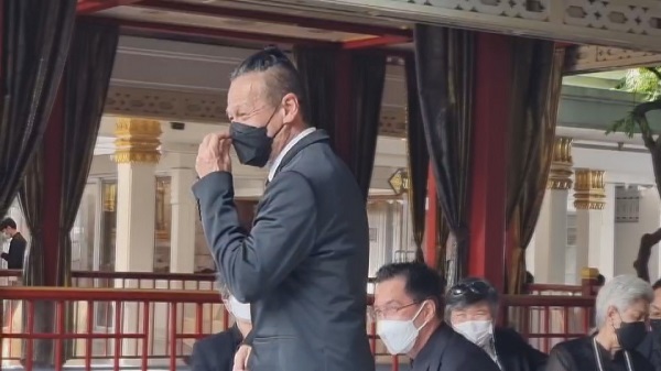 อ๊อฟ พงษ์พัฒน์ อาลัยคุณพ่อครั้งสุดท้าย ในพิธีฌาปนกิจ   (มีคลิป)