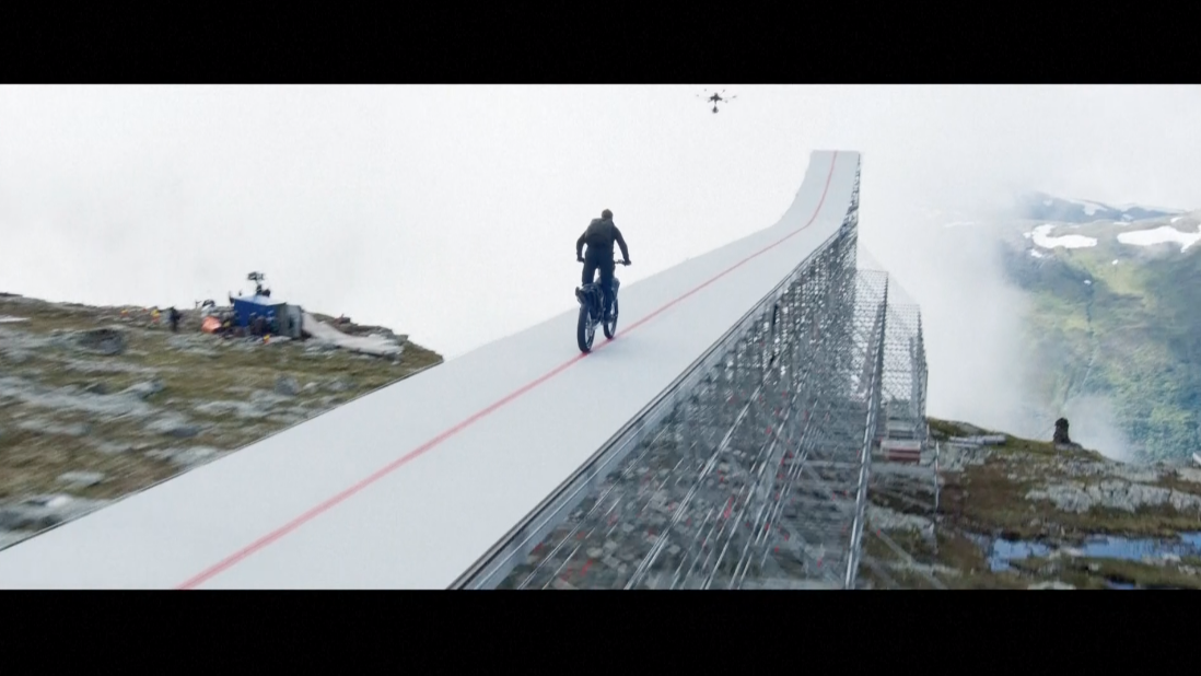 หวาดเสียวสุดๆ!! 'ทอม ครูซ' ซิ่งสองล้อข้ามสะพานขาดดิ่งหน้าผาใน Mission: Impossible 7
