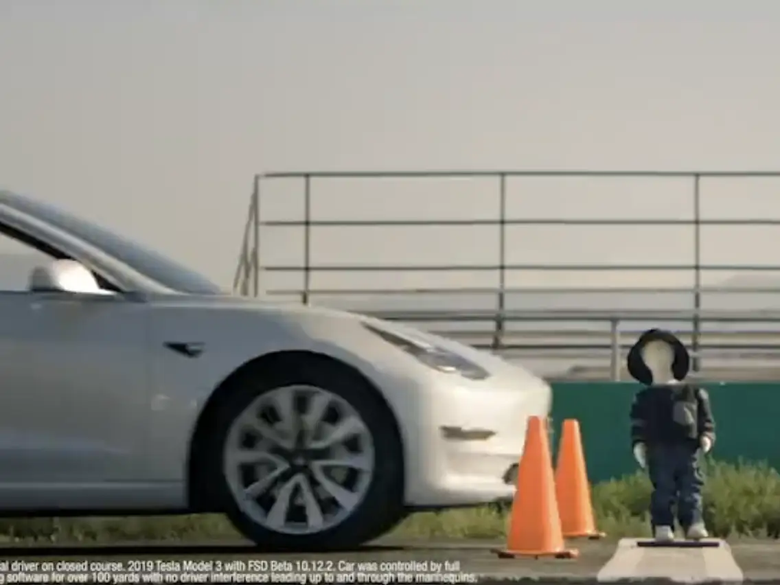 ผู้ใช้รถ Tesla ทดสอบระบบเบรกอัตโนมัติกับเด็กจริง