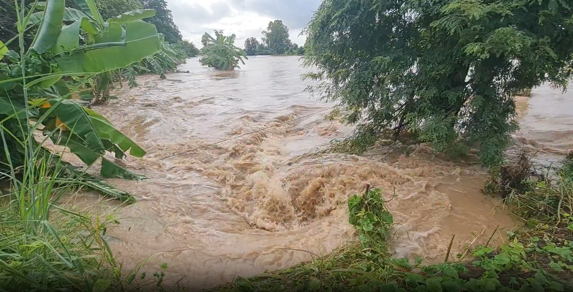 น้ำท่วมสุโขทัย พนังกั้นน้ำแตก - ลำปาง หนักที่สุดในรอบ 13 ปี น้ำท่วมสุโขทัย พนังกั้นน้ำแตก - ลำปาง หนักที่สุดในรอบ 13 ปี