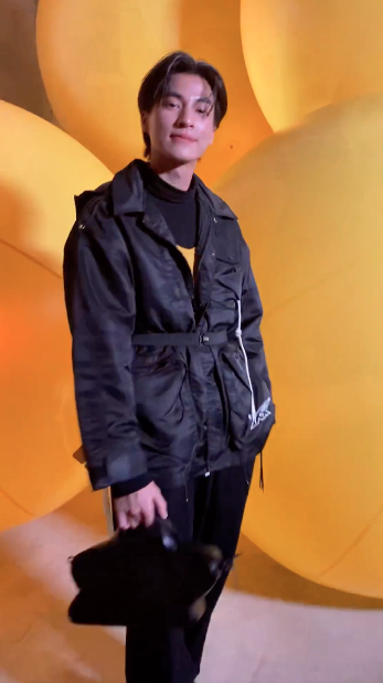 กลัฟ คณาวุฒิ - จองอิลอู'!! หล่อคูลกระทบไหล่ชมแฟชั่นโชว์ Onitsuka Tiger ที่มิลาน