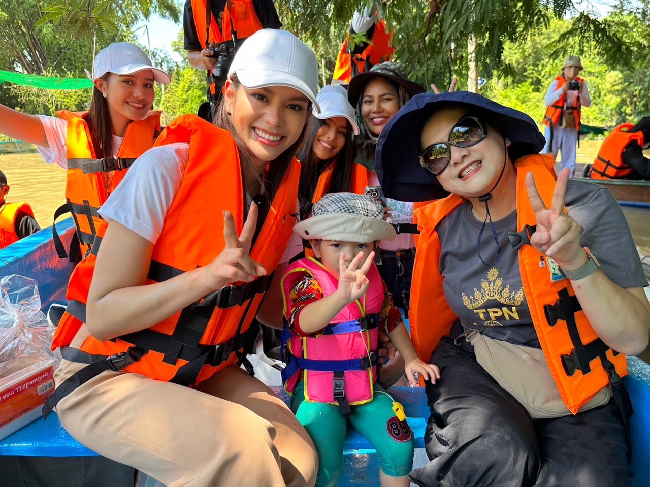 “แอนนาเสือ-แม่ปุ้ย” นำทีมนางงาม TPNG ลงเรือเยี่ยมให้กำลังใจ พร้อมแจกถุงยังชีพช่วยผู้ประสบภัยน้ำท่วม “แอนนาเสือ-แม่ปุ้ย” นำทีมนางงาม TPNG ลงเรือเยี่ยมให้กำลังใจ พร้อมแจกถุงยังชีพช่วยผู้ประสบภัยน้ำท่วม