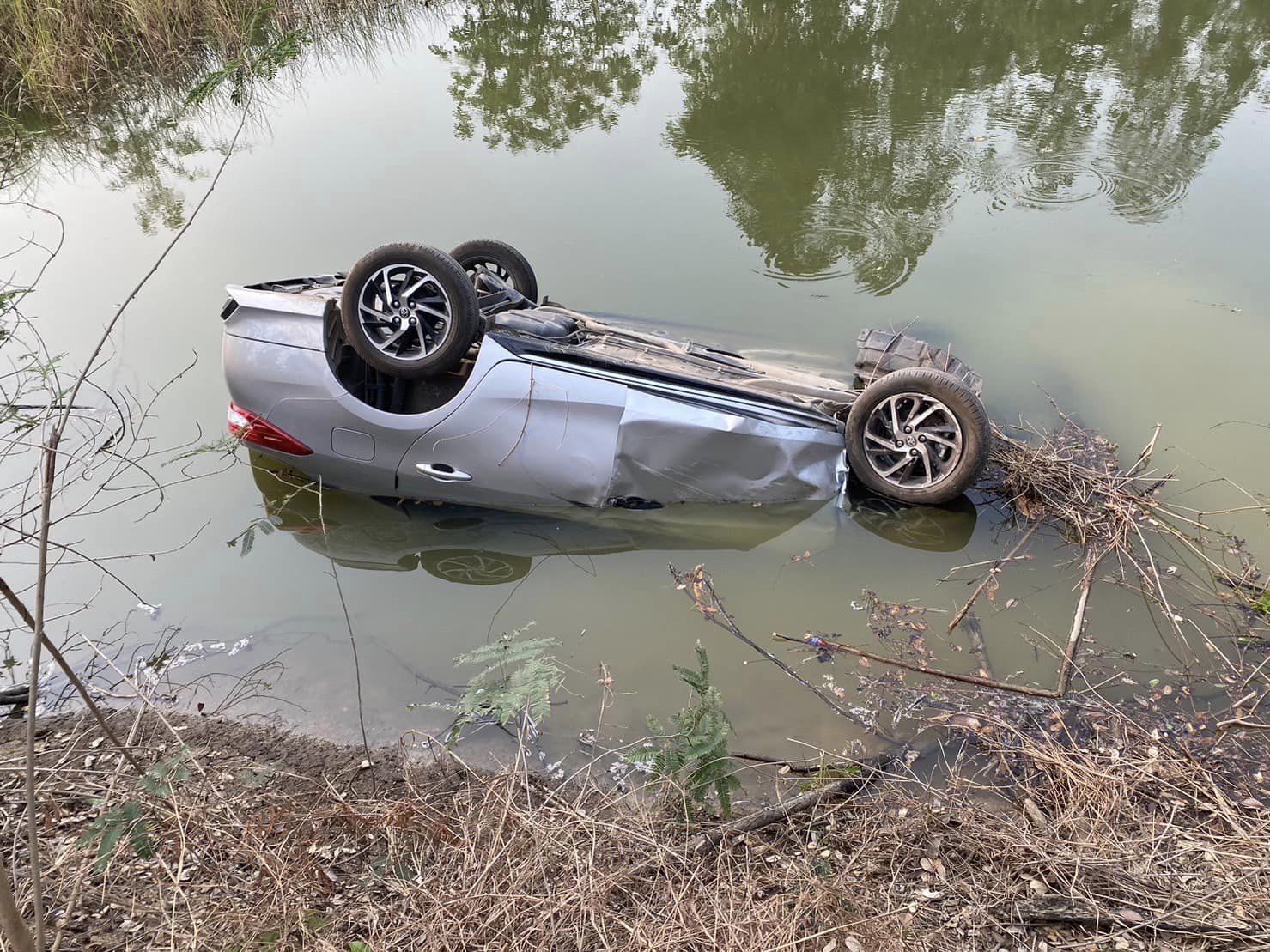 รอดหวุดหวิด!! นักร้องหนุ่ม ฟลุ๊ค วชิระ เกิดอุบัติเหตุรถตกคลอง จมเกือบทั้งคัน รอดหวุดหวิด!! นักร้องหนุ่ม ฟลุ๊ค วชิระ เกิดอุบัติเหตุรถตกคลอง จมเกือบทั้งคัน