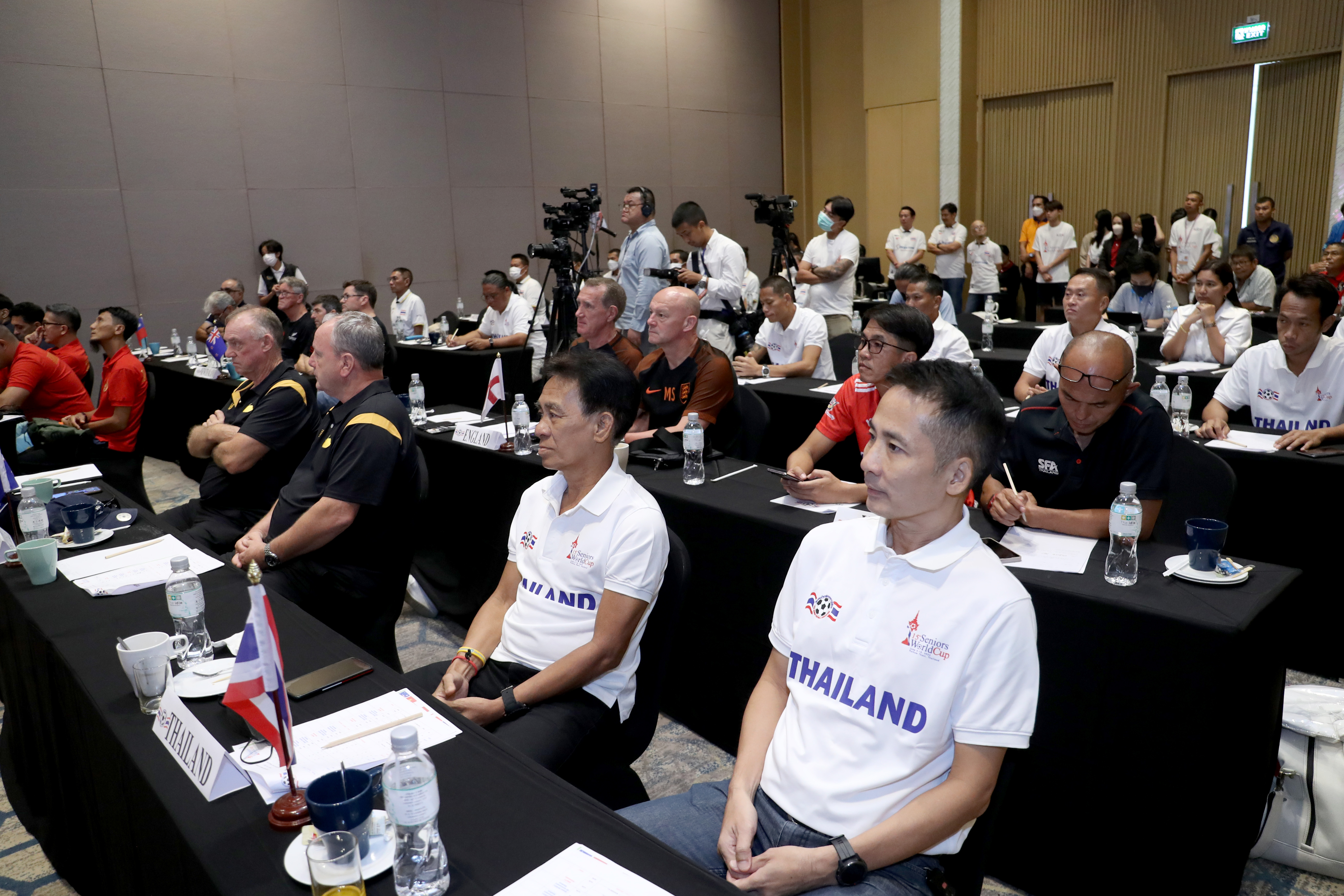 อังกฤษขนอดีตดาวดังฟาดแข้ง! แถลงข่าวระเบิดศึกฟุตบอล 'อาวุโสชิงแชมป์โลก' ครั้งที่ 15