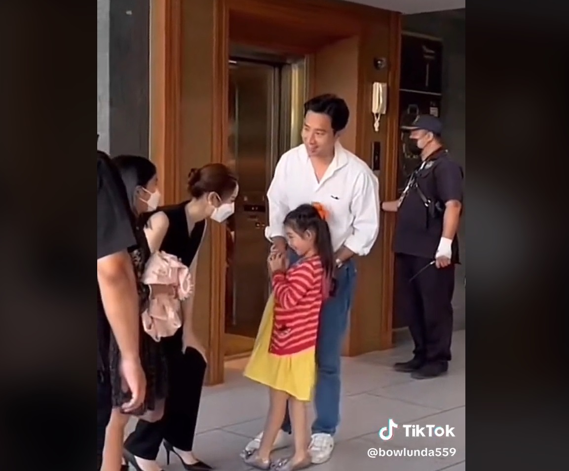 เปิดวาร์ป นนกุล หนุ่มหน้าใส มีคลิปเดินคุย ถือผ้าคลุมไหล่ให้ แอฟ ทักษอร เปิดวาร์ป นนกุล หนุ่มหน้าใส มีคลิปเดินคุย ถือผ้าคลุมไหล่ให้ แอฟ ทักษอร