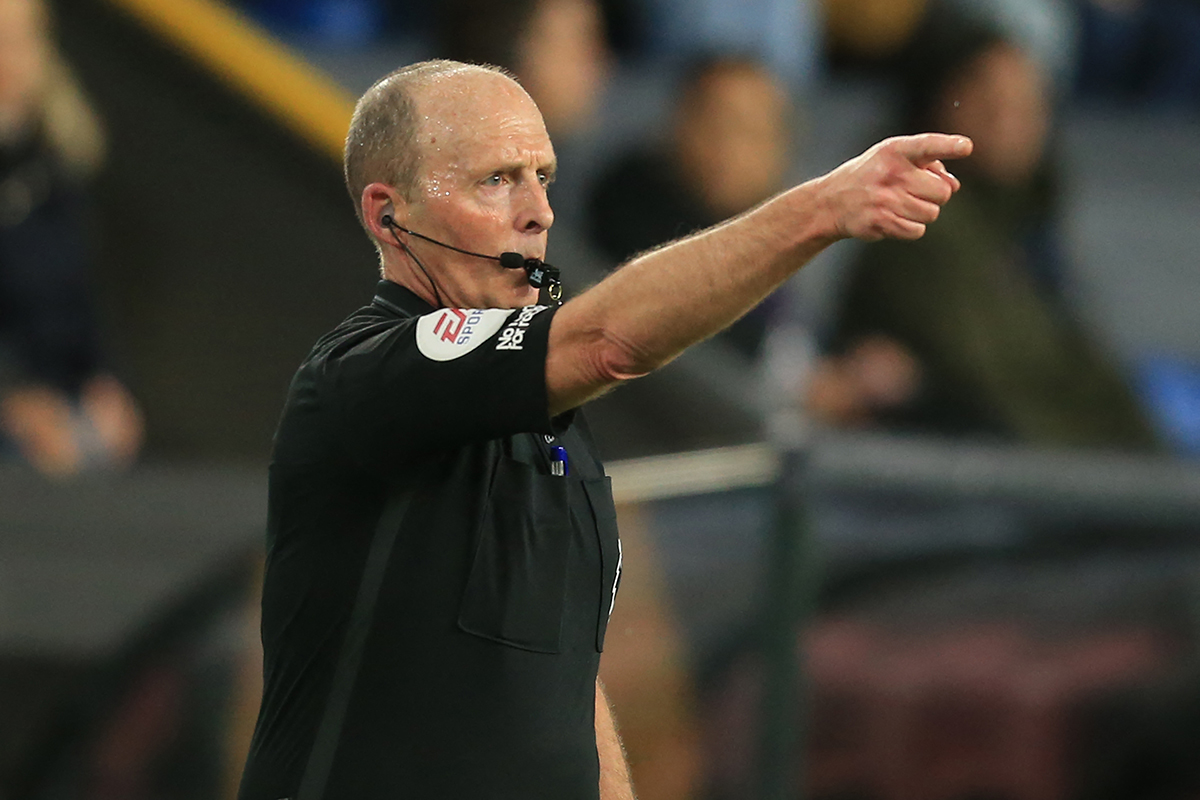 'ไมค์ ดีน' ผู้ตัดสินประวัติศาสตร์ เชิ้ตดำจอมสีสันแห่งศึก 'พรีเมียร์ลีก' 'ไมค์ ดีน' ผู้ตัดสินประวัติศาสตร์ เชิ้ตดำจอมสีสันแห่งศึก 'พรีเมียร์ลีก'