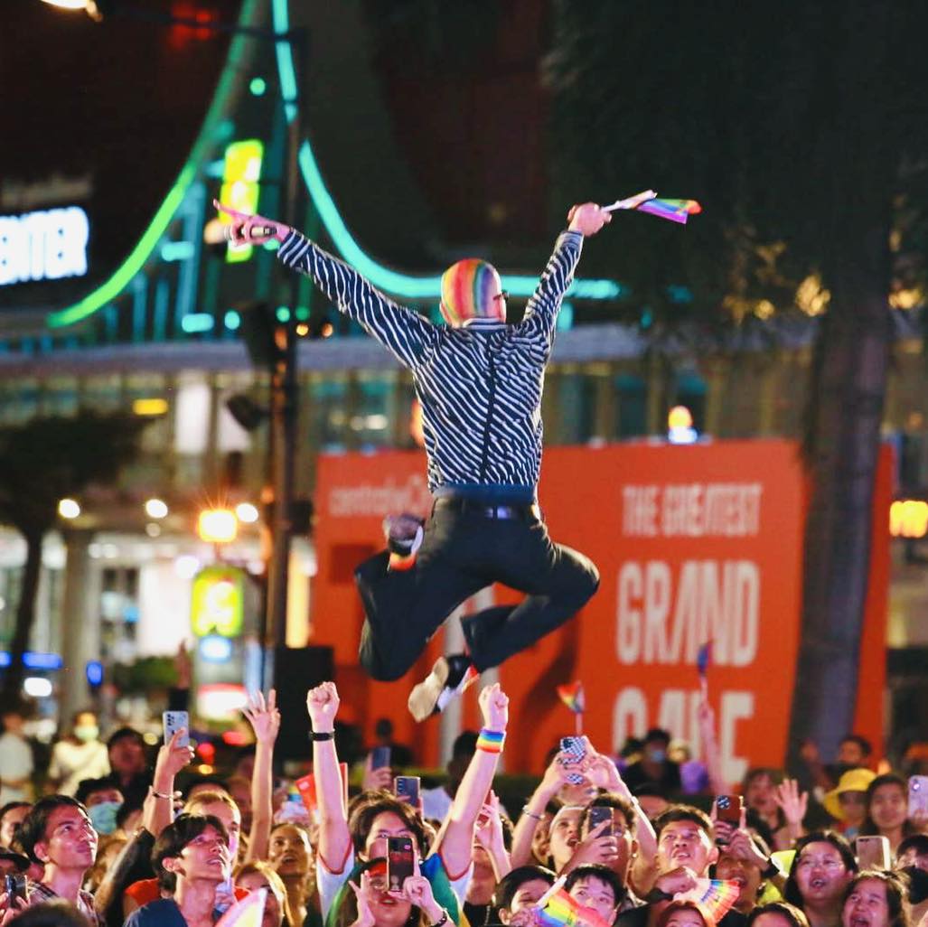 น้อย วงพรู เผยผู้อยู่เบื้องหลังลุคสุดเท่ ผม-เล็บ สีรุ้ง ในงาน Bangkok Pride น้อย วงพรู เผยผู้อยู่เบื้องหลังลุคสุดเท่ ผม-เล็บ สีรุ้ง ในงาน Bangkok Pride