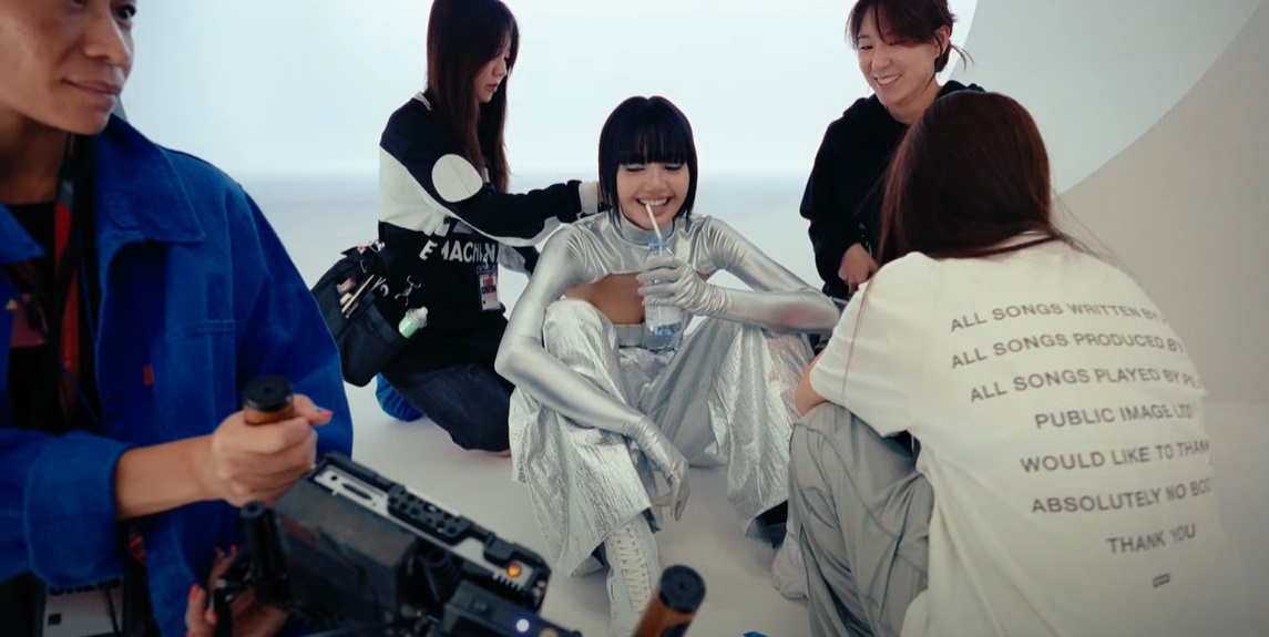 เปิดคลิปเบื้องหลัง ก่อนจะเป็น MV เพลง ROCKSTAR ของ “ลิซ่า” BLACKPINK เปิดคลิปเบื้องหลัง ก่อนจะเป็น MV เพลง ROCKSTAR ของ “ลิซ่า” BLACKPINK