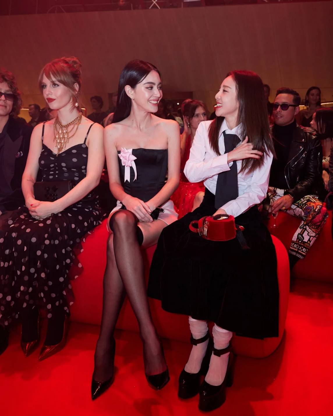 ใหม่ ดาวิกา สาดความแซ่บไม่หยุด! กับลุคชมแฟชั่นโชว์แบรนด์คริสเตียน ลูบูแตง  