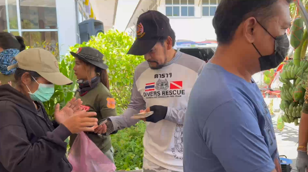 บิณฑ์ ทำตามสัญญามอบเงินหลังละ 1,000 บาท ช่วยน้ำท่วมอุบลฯ บิณฑ์ ทำตามสัญญามอบเงินหลังละ 1,000 บาท ช่วยน้ำท่วมอุบลฯ