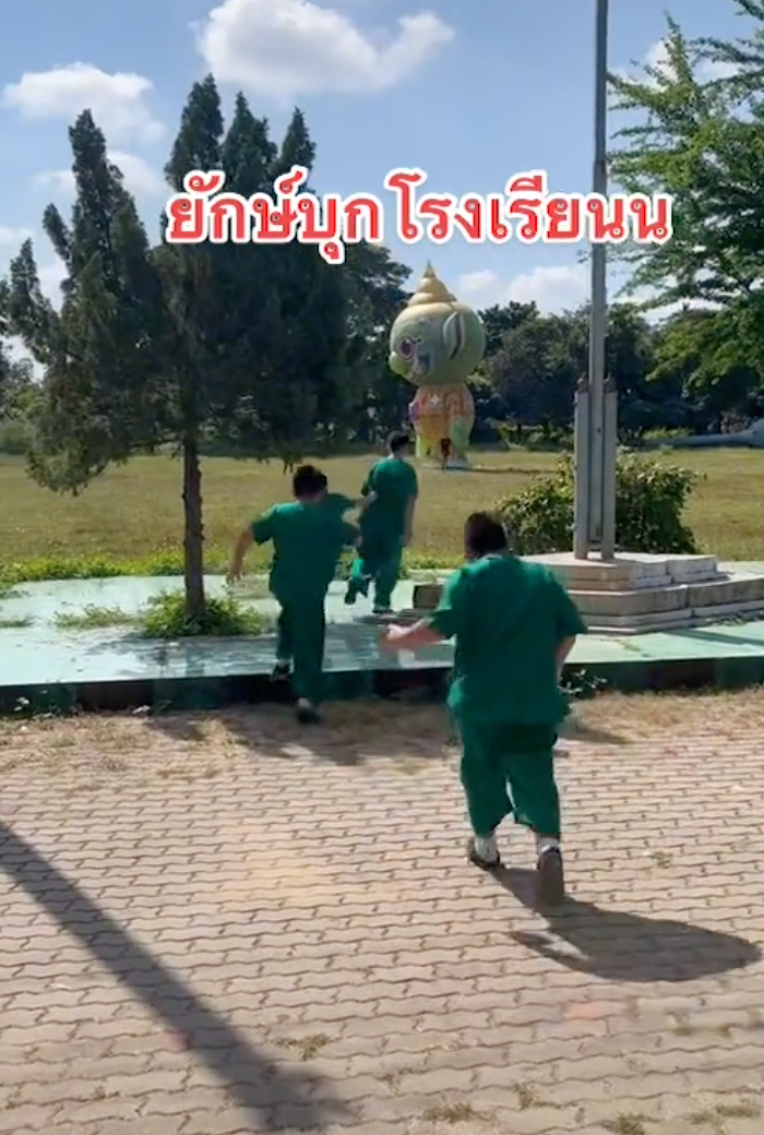 เด็กๆฮือฮา! โคมลอยรูปยักษ์ตกลงกลางโรงเรียนครู-นักเรียนตื่นเต้นยกใหญ่ เด็กๆฮือฮา! โคมลอยรูปยักษ์ตกลงกลางโรงเรียนครู-นักเรียนตื่นเต้นยกใหญ่