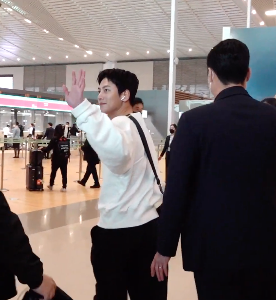 'อุคจ๋า' มาแล้ว!! เปิดลุค 'จีชางอุค' หล่อคูลที่สนามบินก่อนลัดฟ้าจัดแฟนมีตไทยรอบ 6 ปี 'อุคจ๋า' มาแล้ว!! เปิดลุค 'จีชางอุค' หล่อคูลที่สนามบินก่อนลัดฟ้าจัดแฟนมีตไทยรอบ 6 ปี