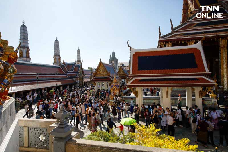 ปชช.แน่นหน้าวัดพระแก้ว สักการะ “พระแก้วมรกต” รับปี 2567