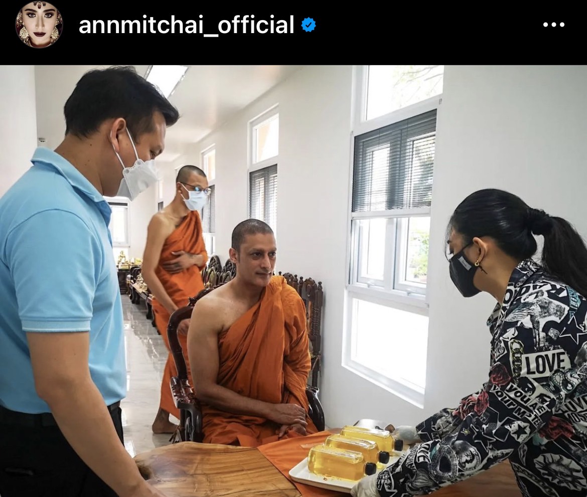 แอน มิตรชัย เผยภาพมีโอกาสถวายเพล พระกากัน มาลิค แอน มิตรชัย เผยภาพมีโอกาสถวายเพล พระกากัน มาลิค