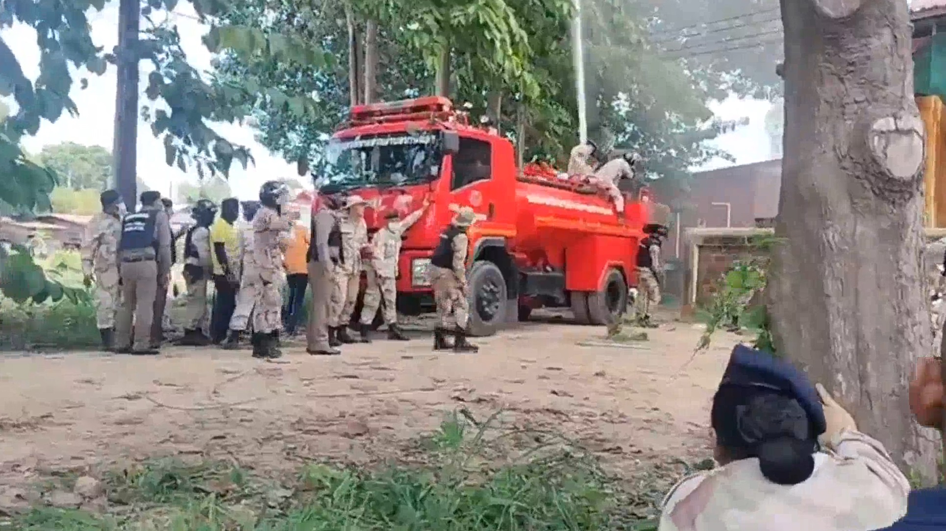 วัดบางคลานวุ่น! เจ้าหน้าที่ปฏิบัติการทวงคืนวัด ชาวบ้านลุกฮือขัดขวาง