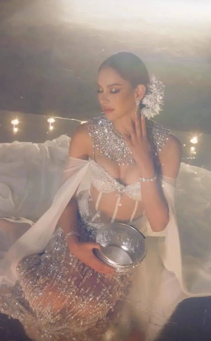 เผยโฉมชุดประจำชาติ แอนนา เสืองามเอี่ยม เตรียมใส่ประกวดบนเวที MU2022 เผยโฉมชุดประจำชาติ แอนนา เสืองามเอี่ยม เตรียมใส่ประกวดบนเวที MU2022