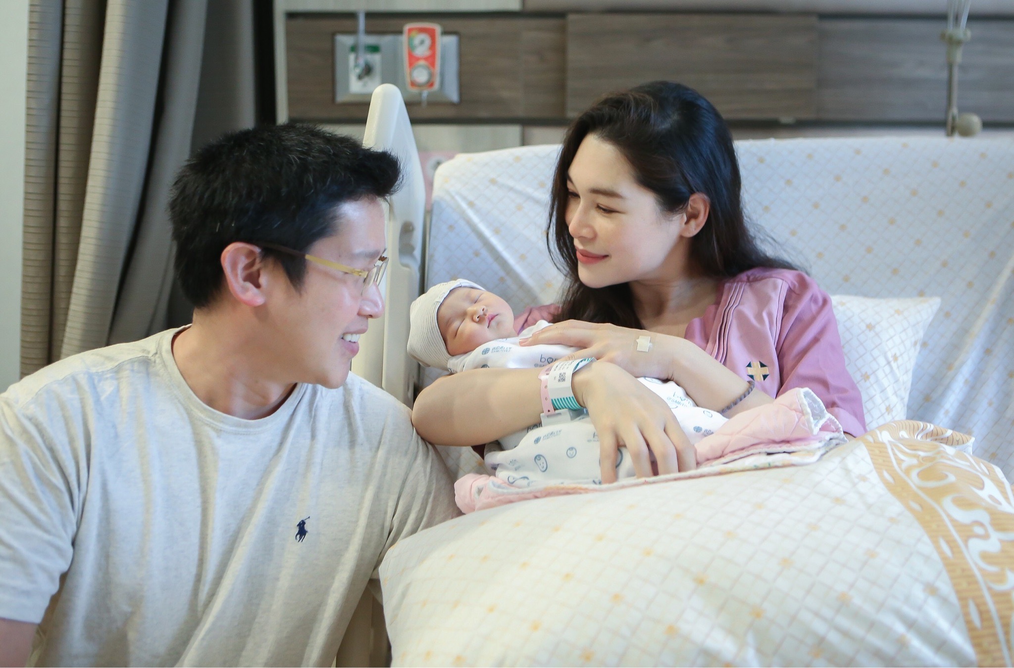 “ปอ ณฐมน” คลอดลูกสาว “พิพพราว” สุดปลื้ม ถอดแบบคุณพ่อมาเป๊ะ “ปอ ณฐมน” คลอดลูกสาว “พิพพราว” สุดปลื้ม ถอดแบบคุณพ่อมาเป๊ะ