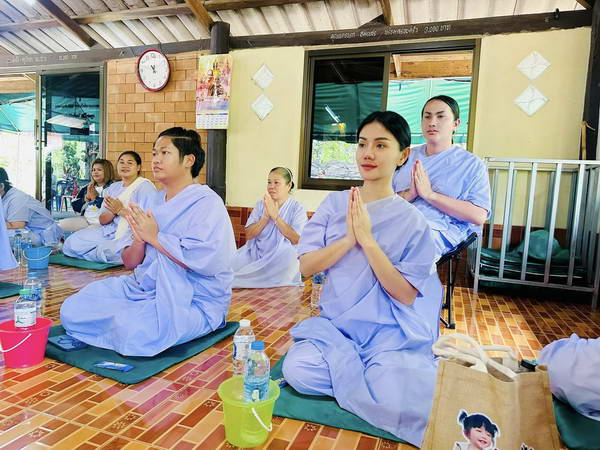 แพรวพราว อดีตภรรยา ผู้ใหญ่บ้านฟินแลนด์ ขอพักทางโลก นุ่งขาวเข้าวัดปฏิบัติธรรม แพรวพราว อดีตภรรยา ผู้ใหญ่บ้านฟินแลนด์ ขอพักทางโลก นุ่งขาวเข้าวัดปฏิบัติธรรม